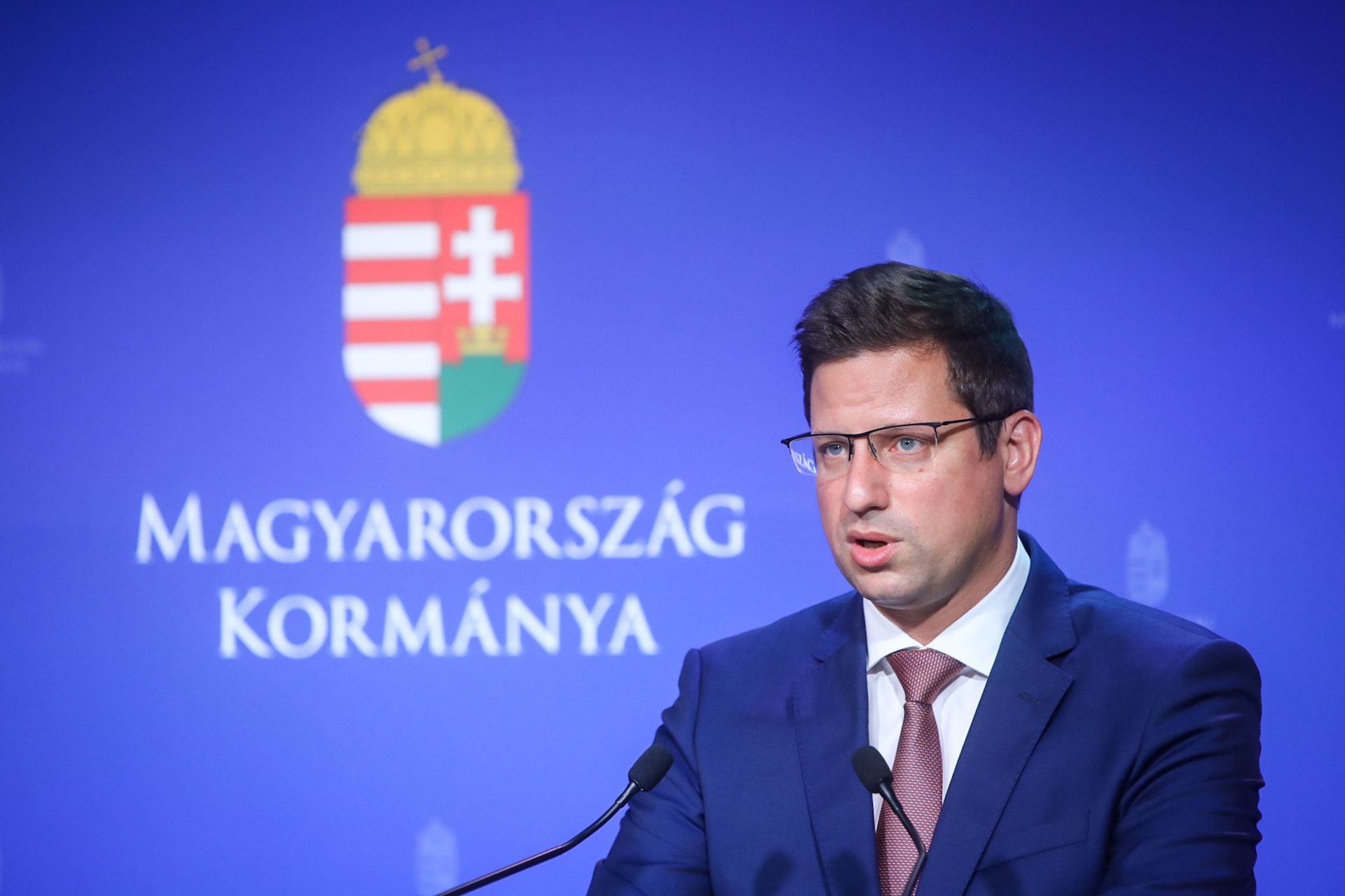 Saját magán kezdi a spórolást a kormány, emelik a tanárok bérét