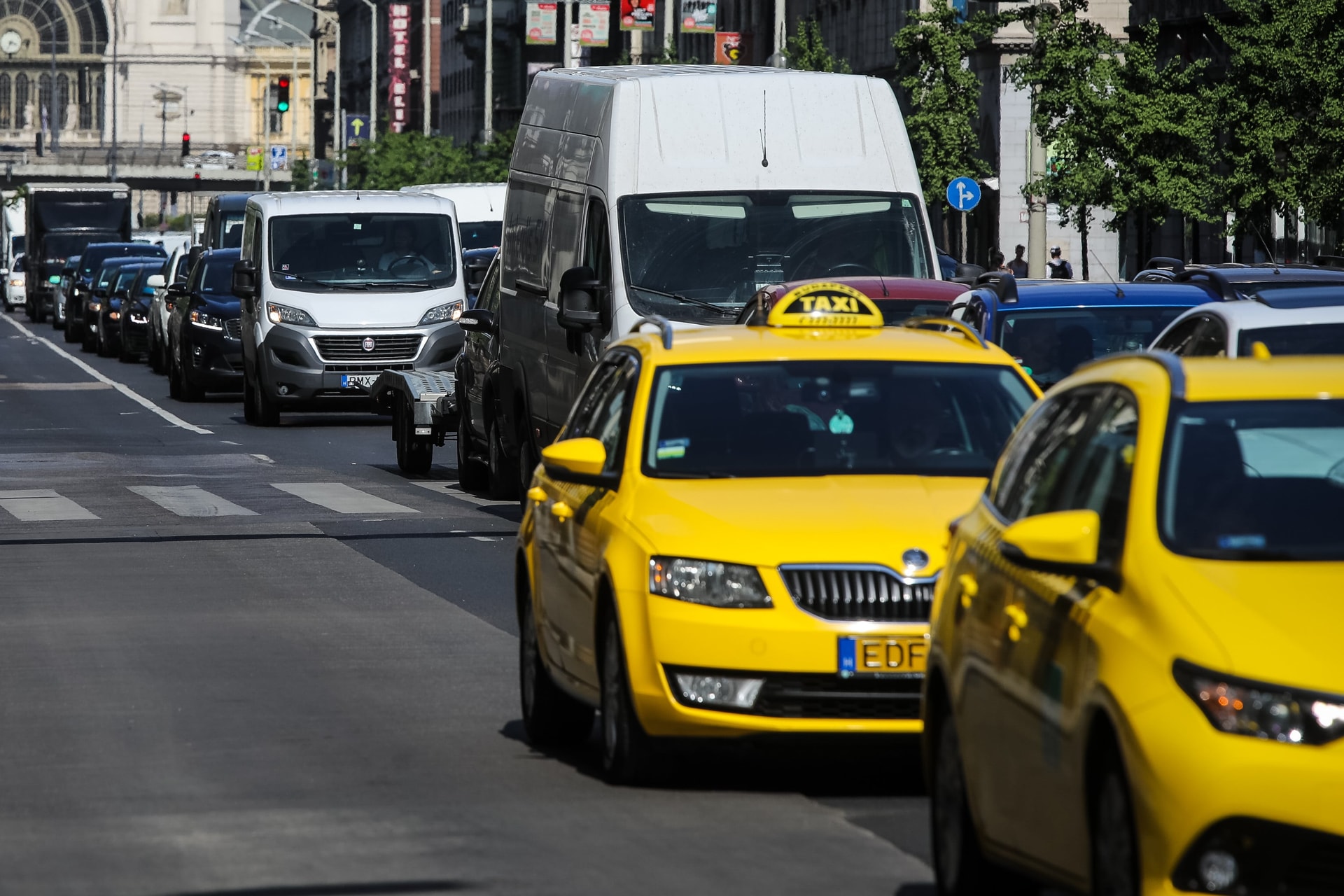 Elütötte egy taxi, majd az autó tetején várta a mentőket a részeg férfi