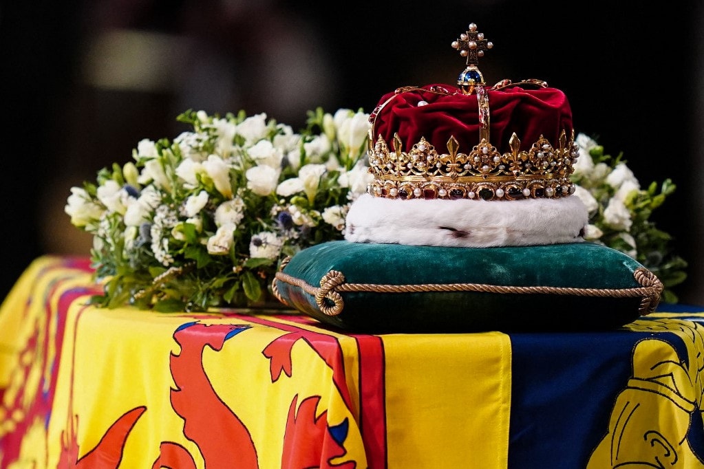Felravatalozták II. Erzsébet királynő koporsóját Edinburghban
