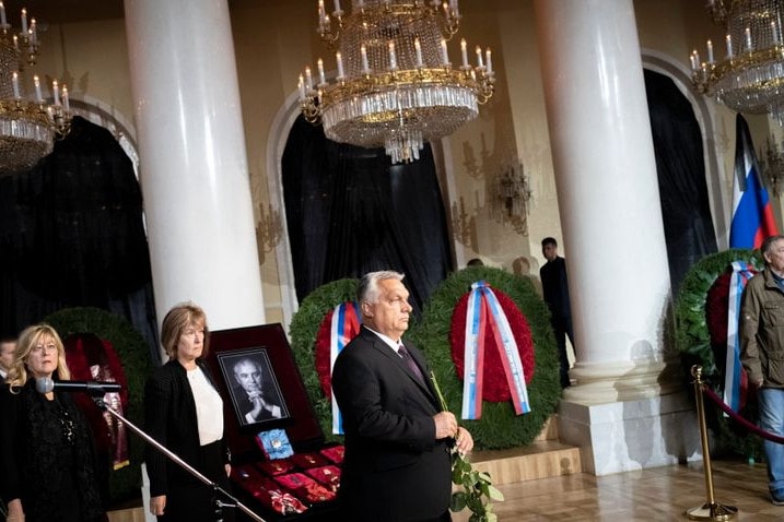 Orbán Viktor lerótta kegyeletét Mihail Gorbacsov ravatalánál