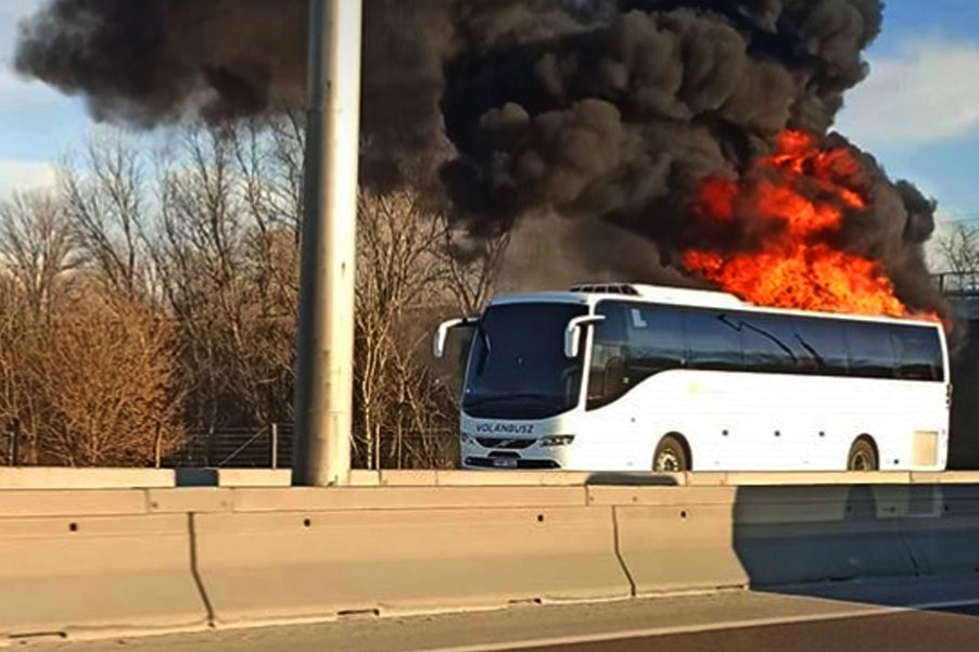 Kigyulladt egy távolsági busz az M7 autópályán