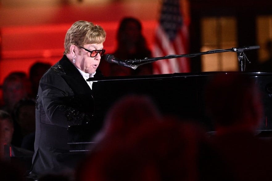 Elton Johntól kértek segítséget Kevin Spacey védői a szexuális zaklatási perben