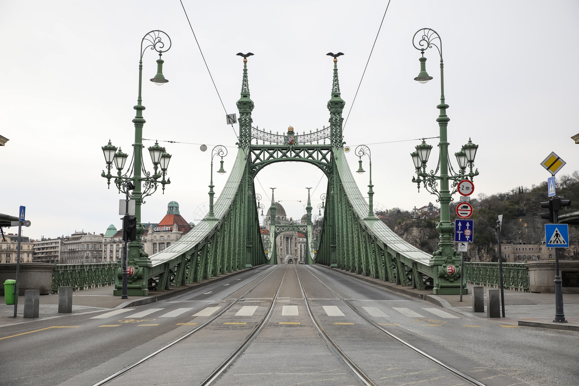Tavaszi nagytakarítás a Szabadság hídon