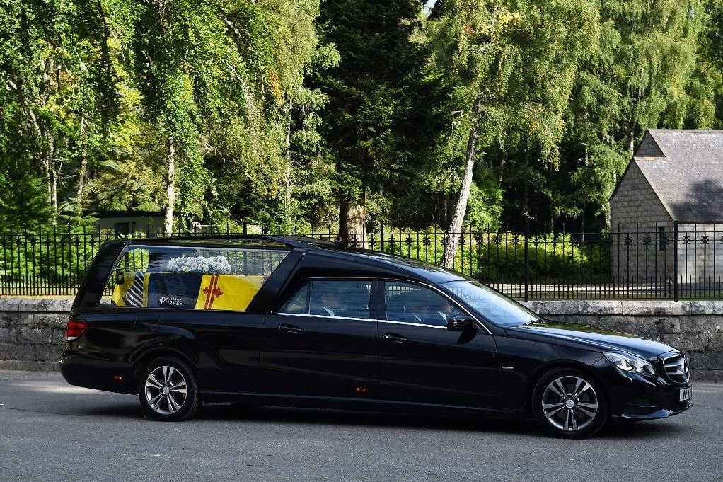 Megérkezett II. Erzsébet koporsója a Buckingham-palotába