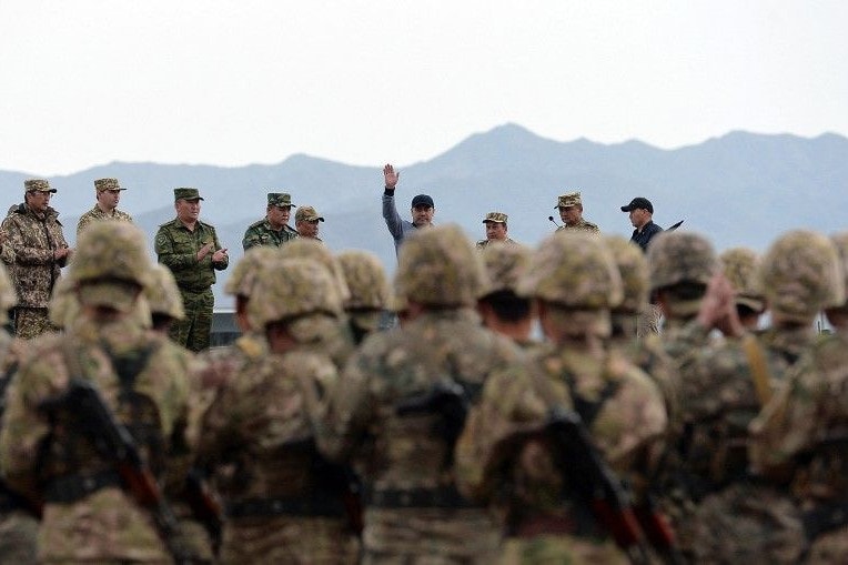 Kirgiz elnök: Az amerikai külügyminiszter ne avatkozzon Kirgizisztán belügyeibe!