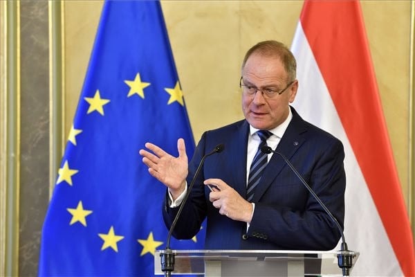 Navracsics Tibor szerint az EB csak politikai ízlésbeli kérdéseken akadhatott fenn