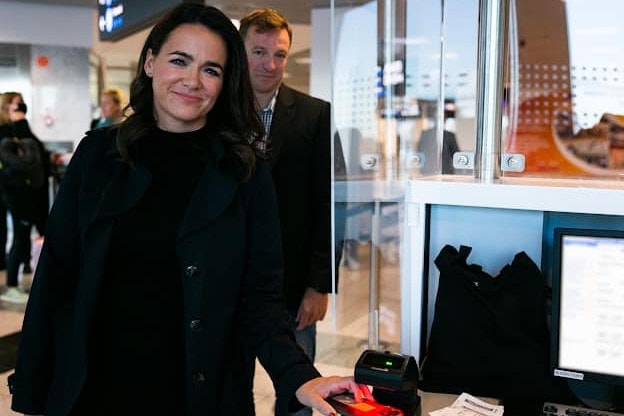 A magyarok nevében Novák Katalin rója le tiszteletét II. Erzsébet ravatalánál