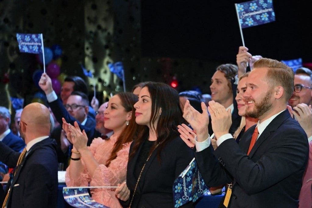 A svéd exit pollok a balközép pártok szoros győzelmét jelzik