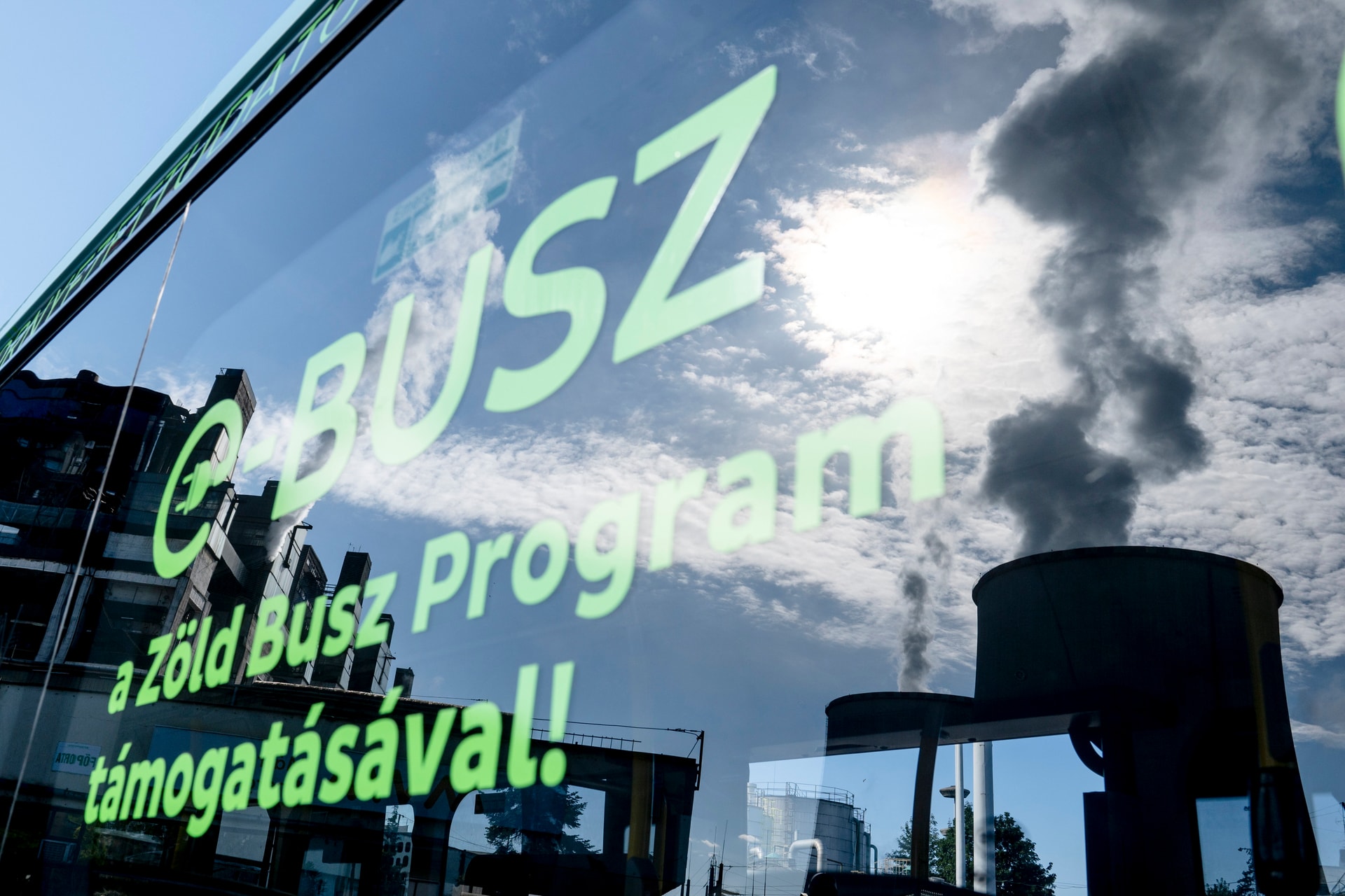 Dolgozókat szállító elektromos autóbuszt állítanak tesztüzembe a Mátrai Erőmű térségében