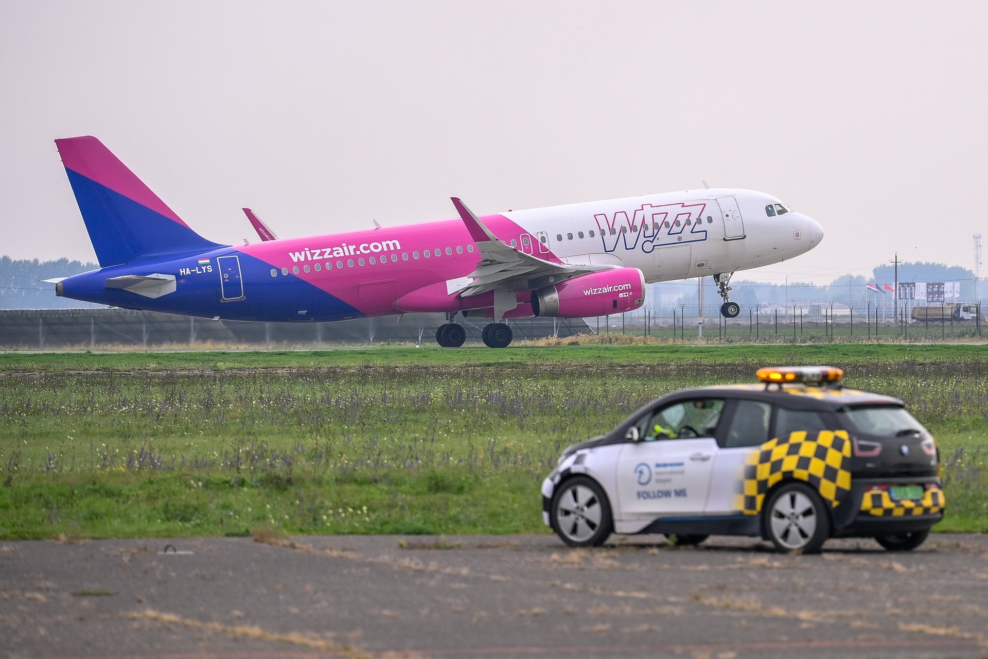 Több millió fontos adóssága van utasai felé a Ryanairnek és a Wizz Airnek