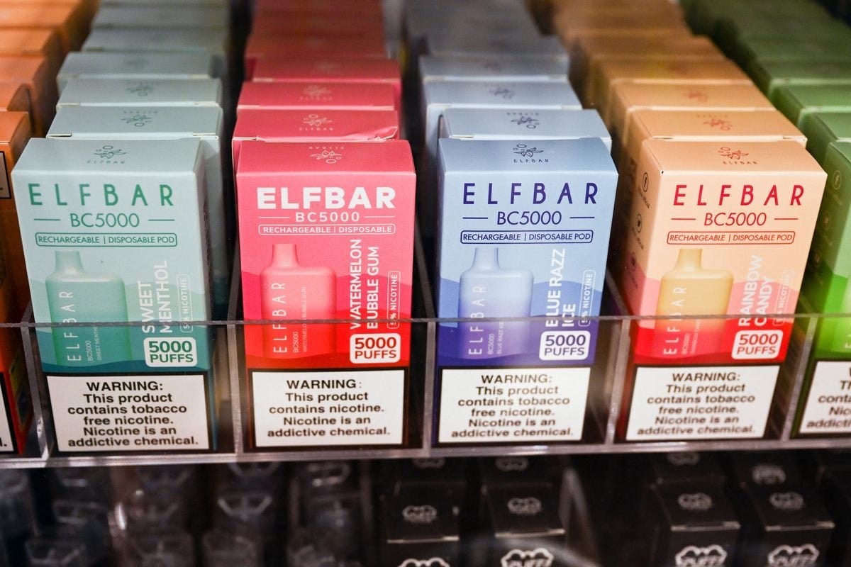Rengeteg hamis Elf Bart és másfélmillió szál cigarettát foglalt le a NAV
