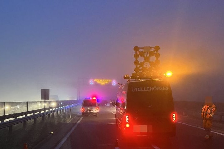Tragédia az M85-ösön: lezárták az autóutat Győrnél