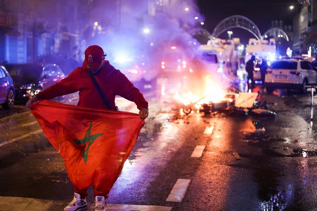 Utcai zavargások: Véres ostrom Brüsszelben, Rotterdamban, Amszterdamban és Hágában