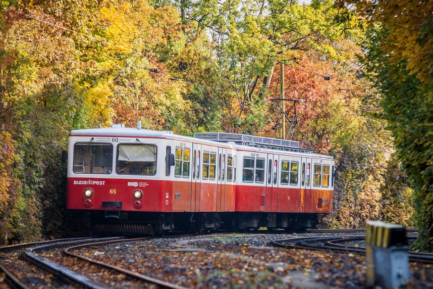 Fürjes: Pótolja kisbuszokkal a főváros a fogaskerekűt!