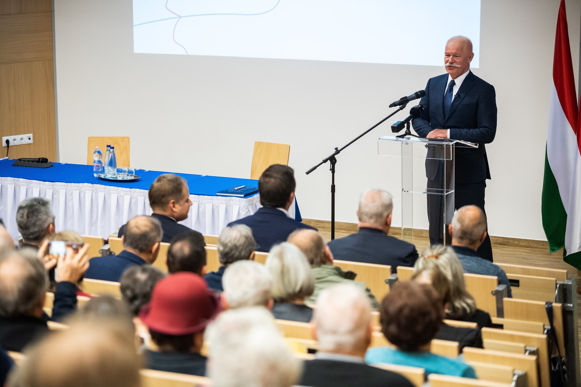 Magyarország cselekvőképes, a kormány sínen tartja az országot