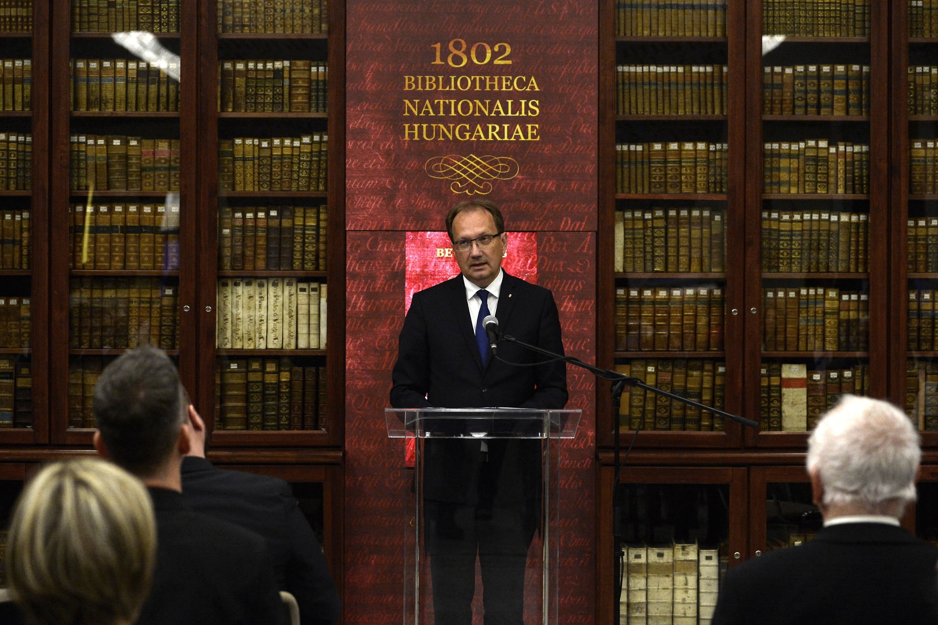 Hoppál Péter: A könyvtárak az írott, rögzített kultúra őrzői és továbbadói