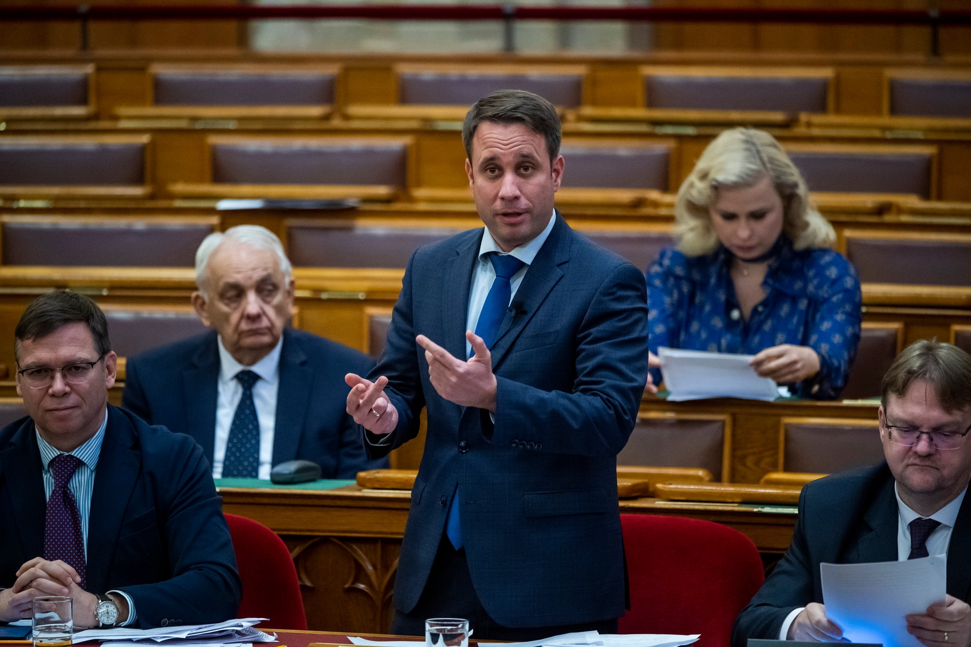 Józan észre és békére van szükség