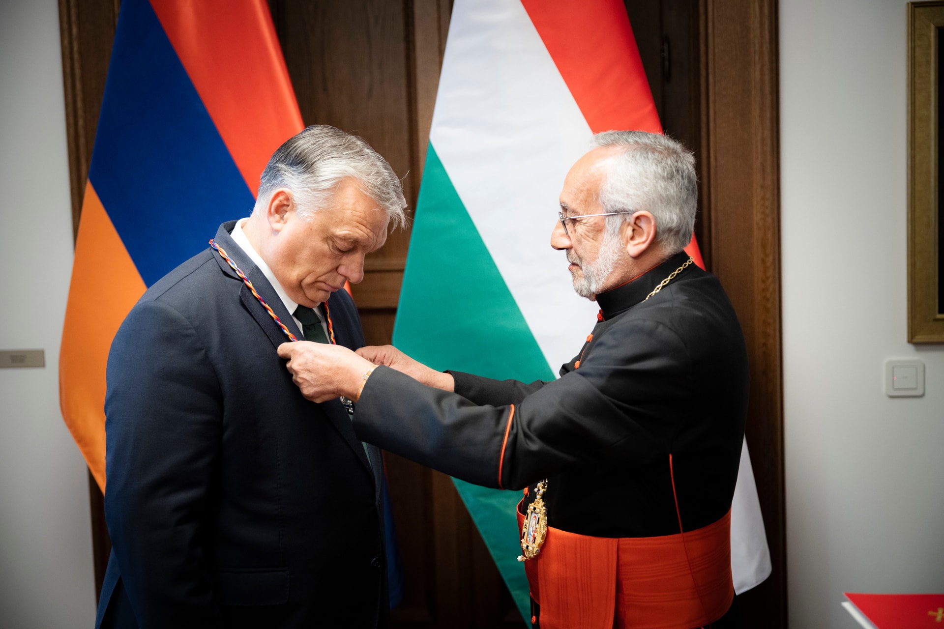 Kitüntette Orbán Viktort az örmény katolikus egyház vezetője