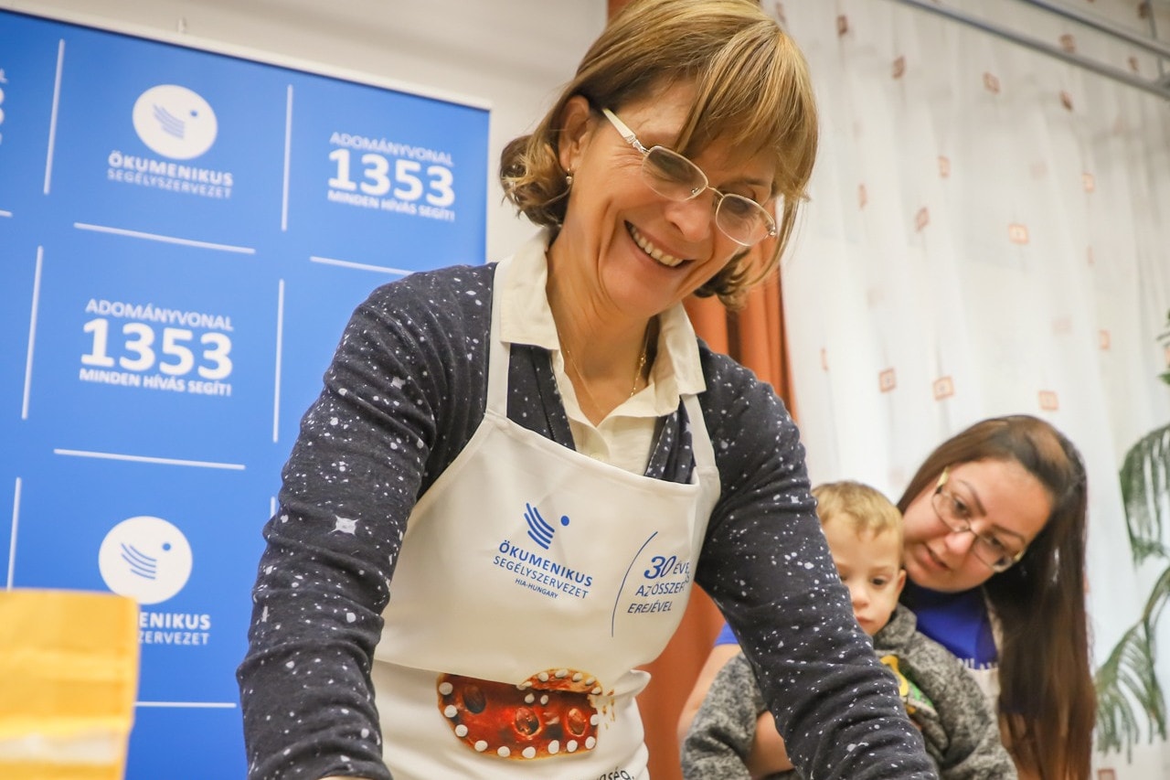 Lévai Anikó mézeskalács szívei is várják az adományozókat a Bazilikánál