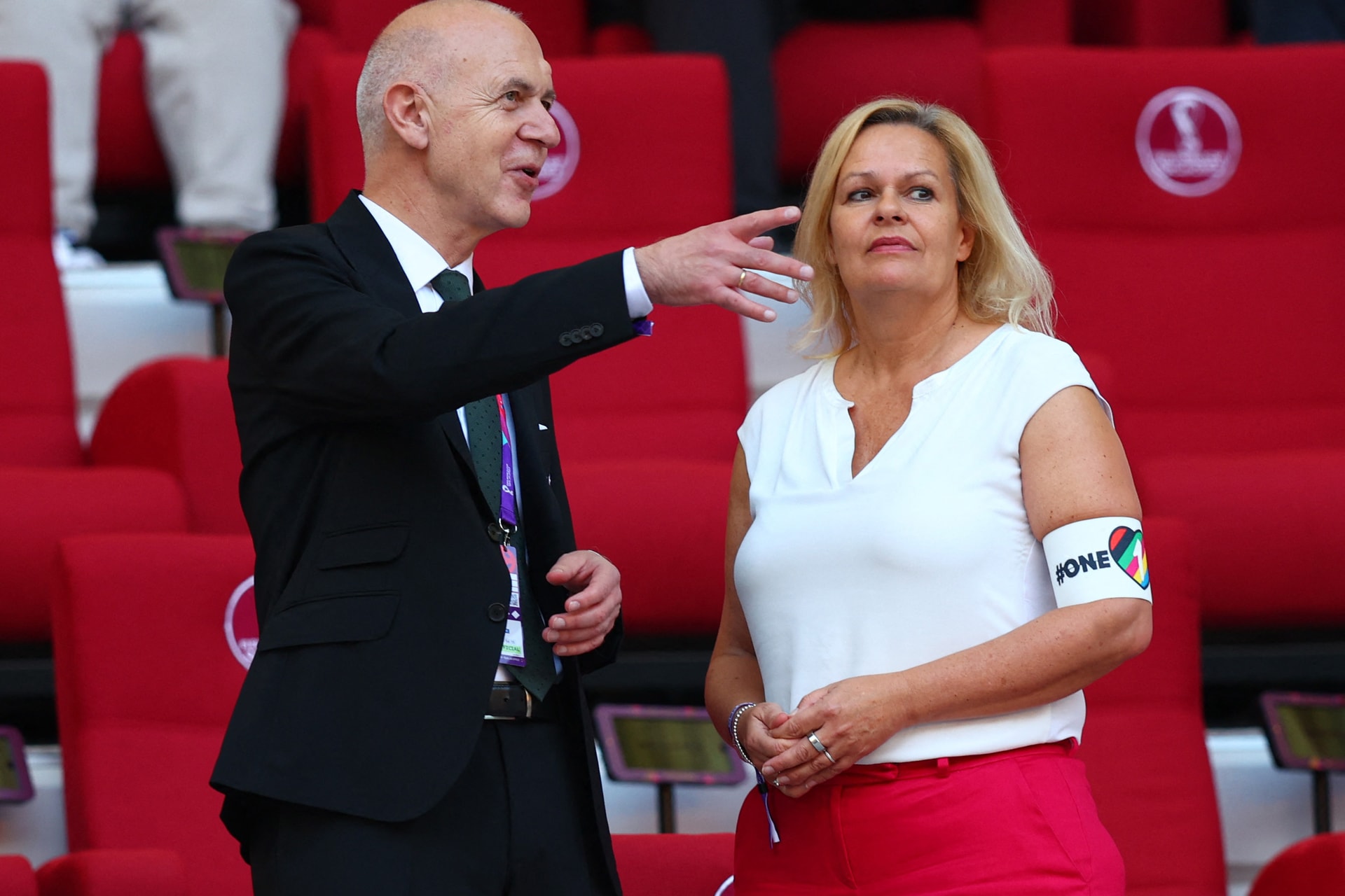 A német belügyminiszter szivárványos karszalaggal tüntetett Katarban