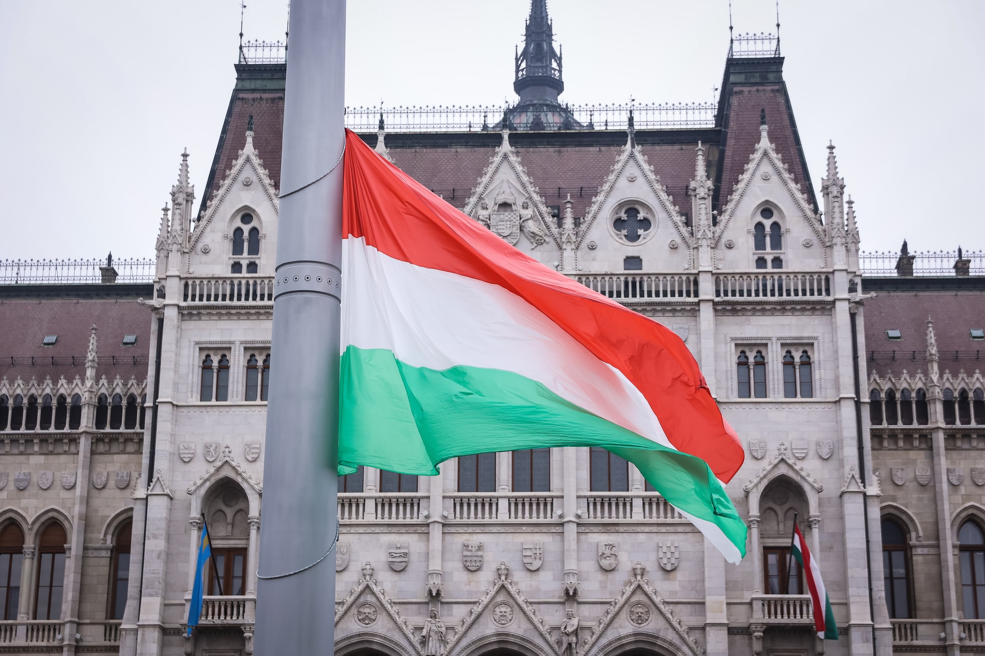 Felvonták, majd félárbócra engedték a nemzeti lobogót az Országház előtt