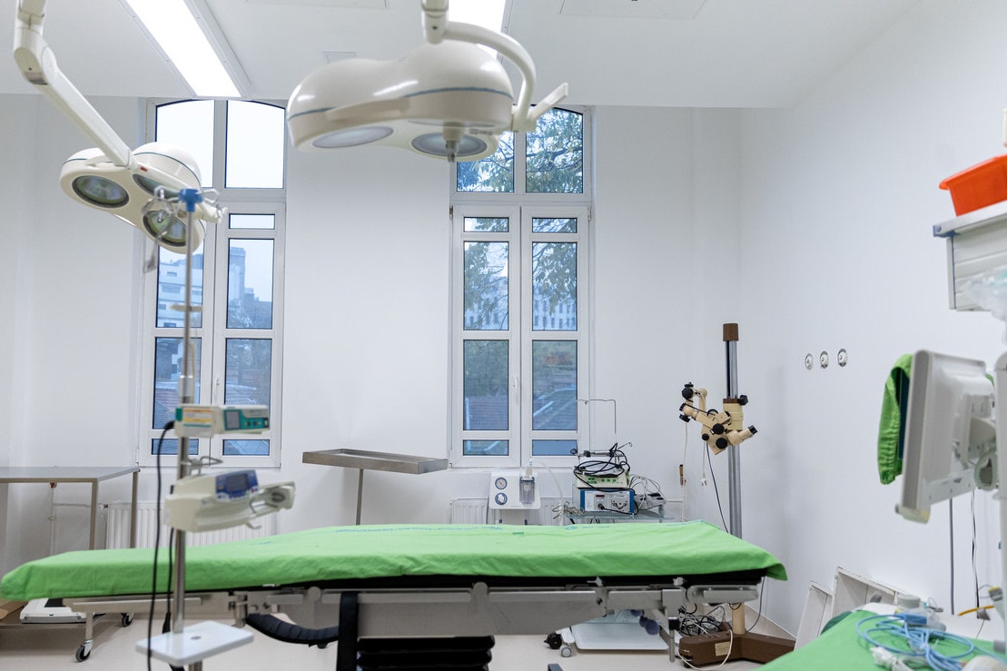 Gyerekeken segít a megújult klinikai centrum