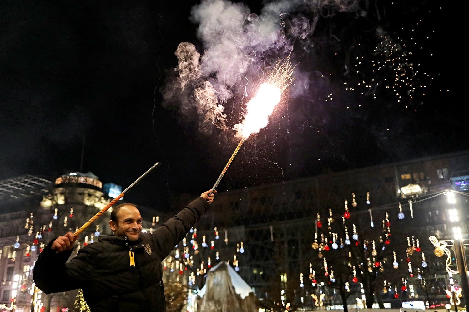OKF: Ablakból, erkélyről senki ne indítson tűzijátékot, de kertből, közterületről szabad