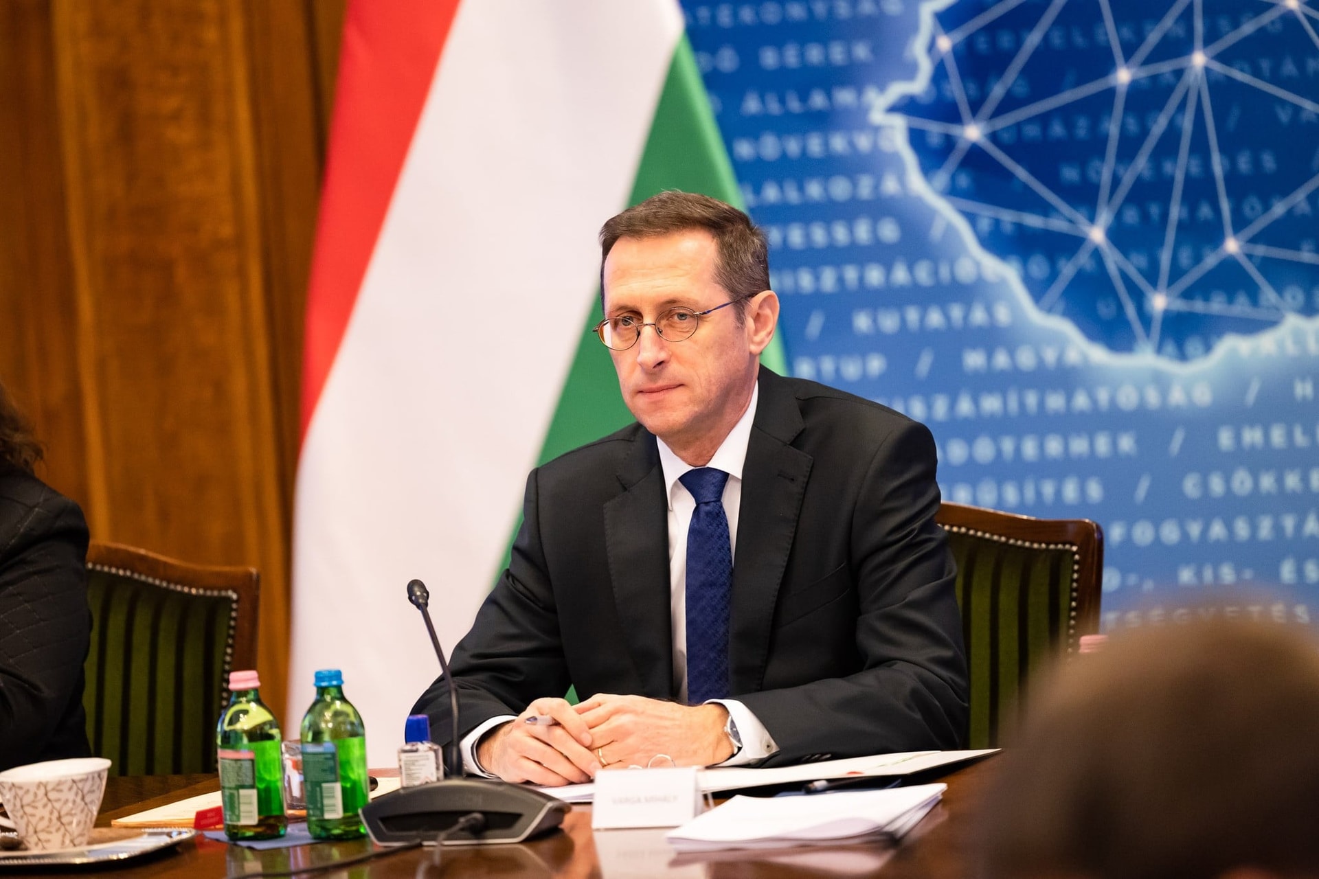 Varga Mihály: A baj mindenkit érint, de a magyar eredményekre lehet építeni