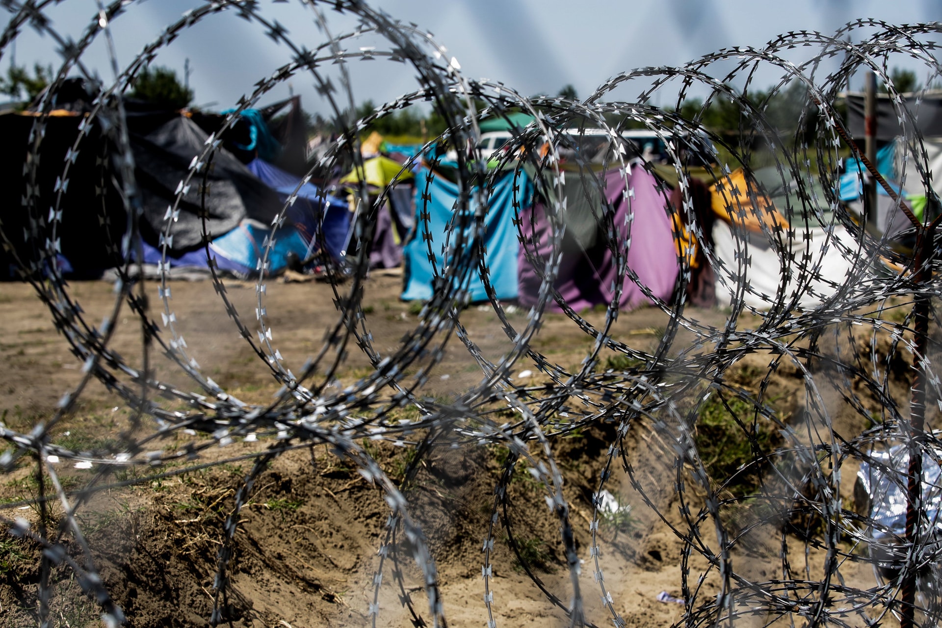Rendszeresen razziáznak a migránstáborokban a szerb hatóságok