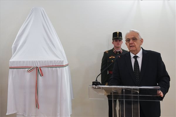 Mellszobrot avattak Barankovics Istvánnak az országgyűlési irodaházban