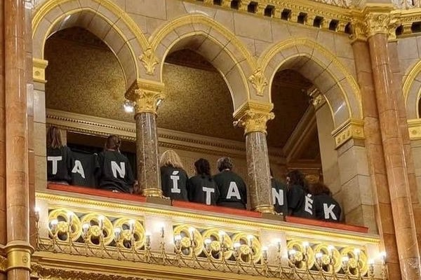 Rendszeresen kelt botrányt a baloldal a T. Házban