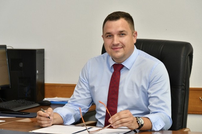 Hivatali visszaélés miatt őrizetbe vettek egy boszniai minisztert