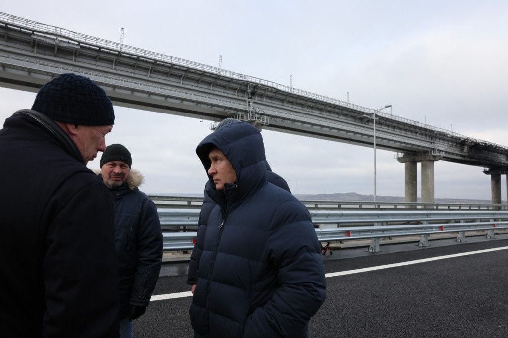 Putyin áthajtott a Kercsi hídon + VIDEÓ