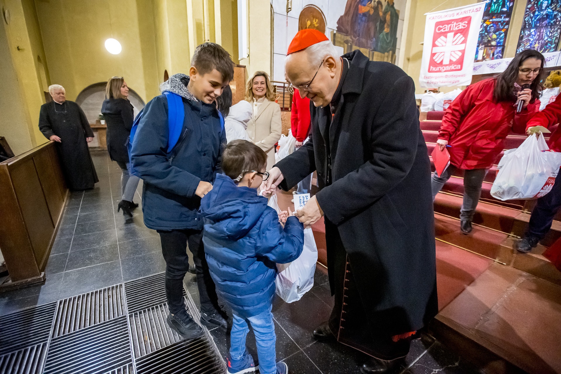 Erdő Péter, Herczegh Anita és Soltész Miklós osztott ajándékot menekült gyerekeknek