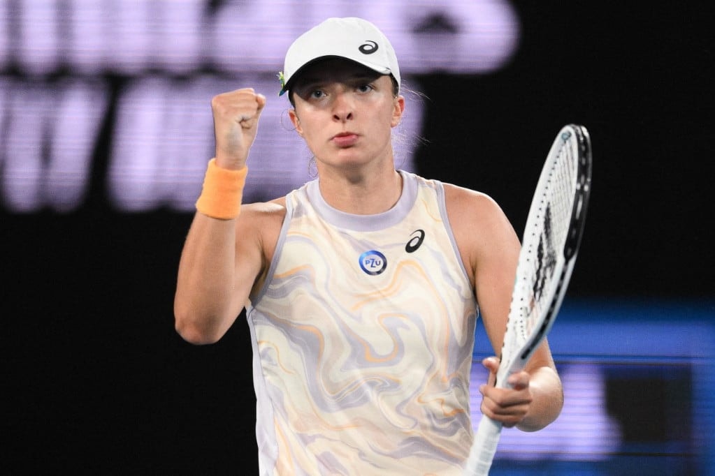 Wimbledon: Meccslabdákat hárítva jutott tovább Swiatek, túlórázni kényszerül Djokovics