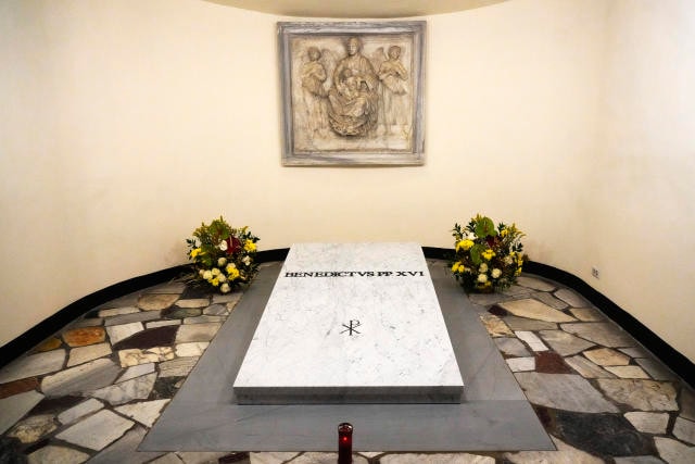 Látogatható XVI. Benedek sírja a Szent Péter-bazilikában