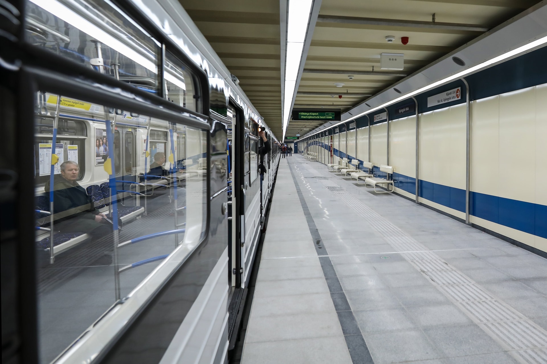 Szándékosan ugrott a metró elé a fiatal fiú Budapesten