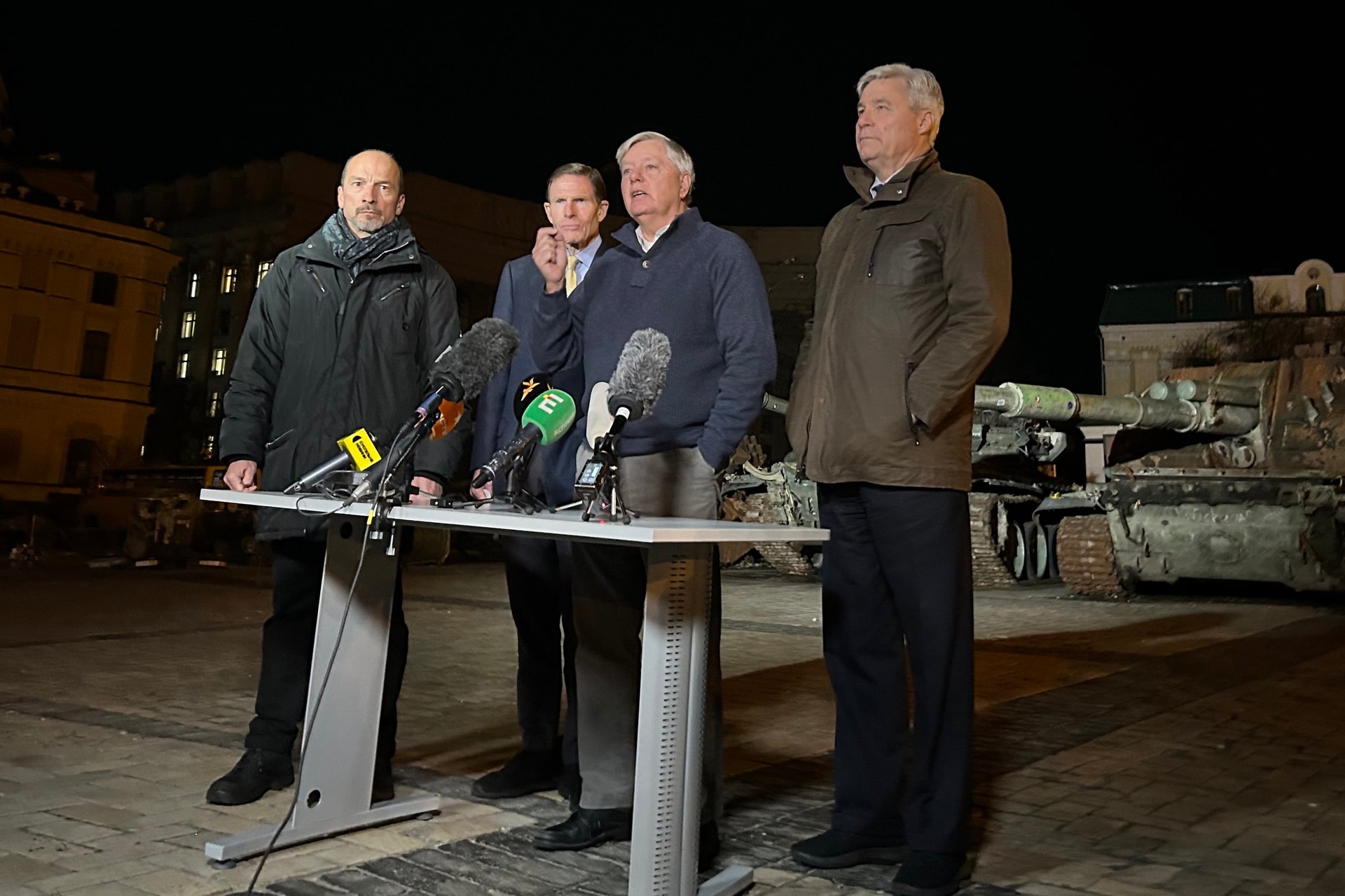 A republikánus szenátor is harckocsik szállítását sürgeti