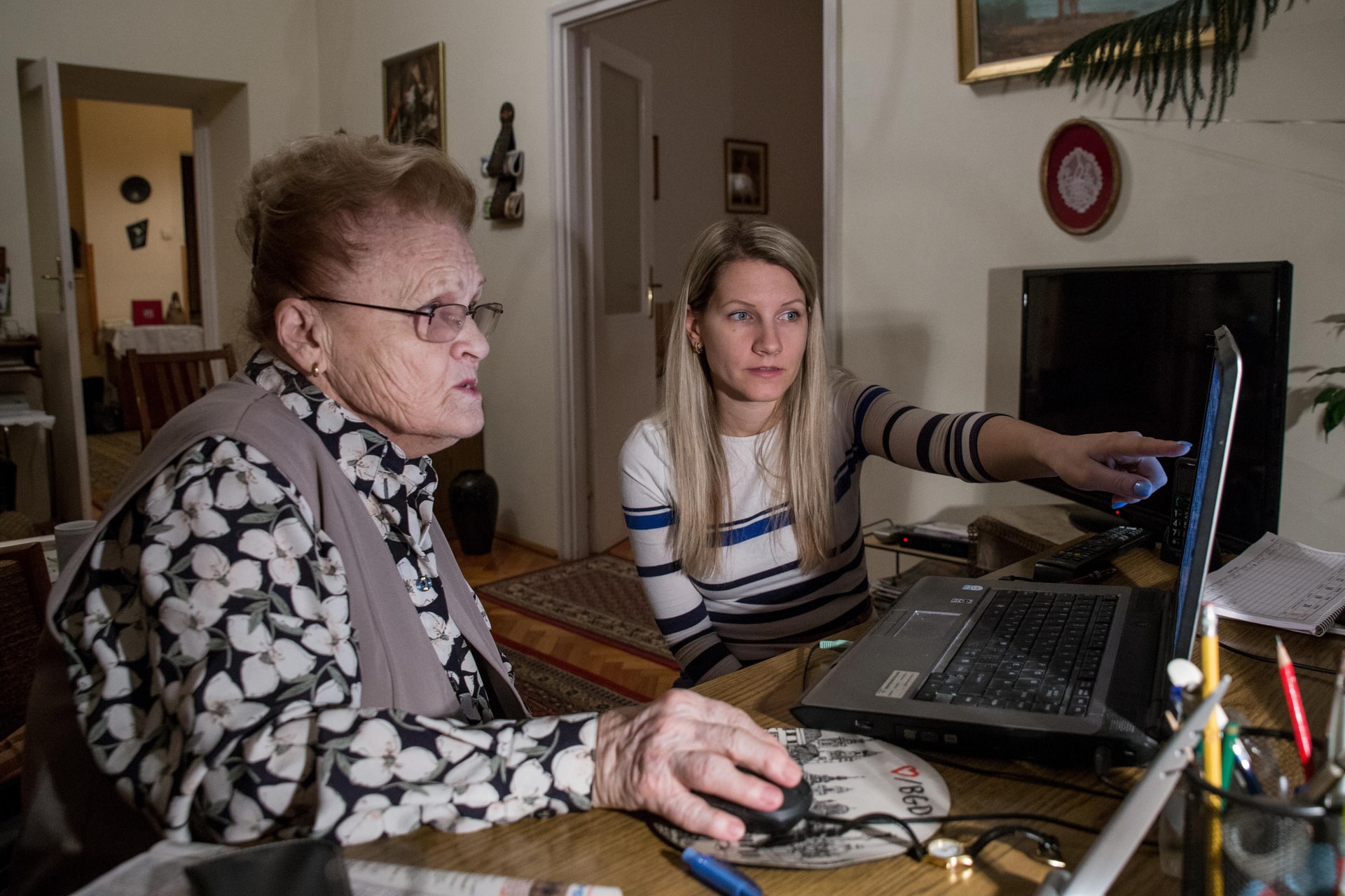 Az egyedül élő idősek a leginkább kiszolgáltatottak az internet veszélyeinek