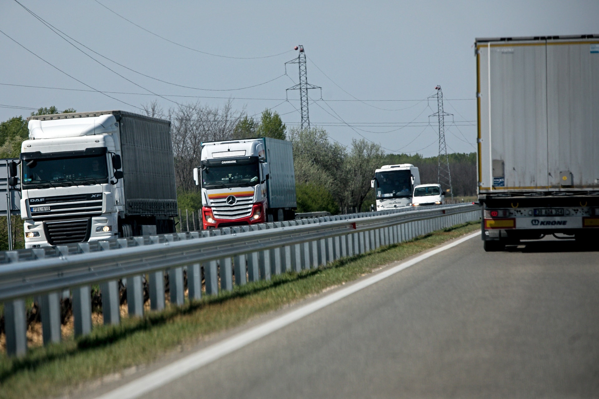 Balesetek, torlódások, terelések országszerte