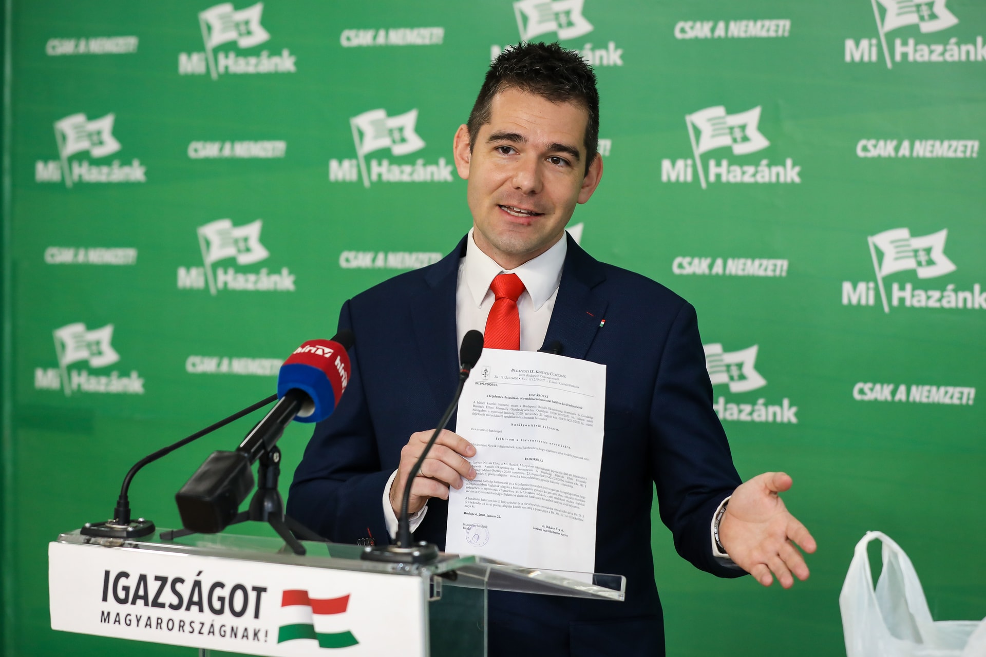 Fekete zacskók kerültek a Horn Gyula nevét viselő utca névtábláira