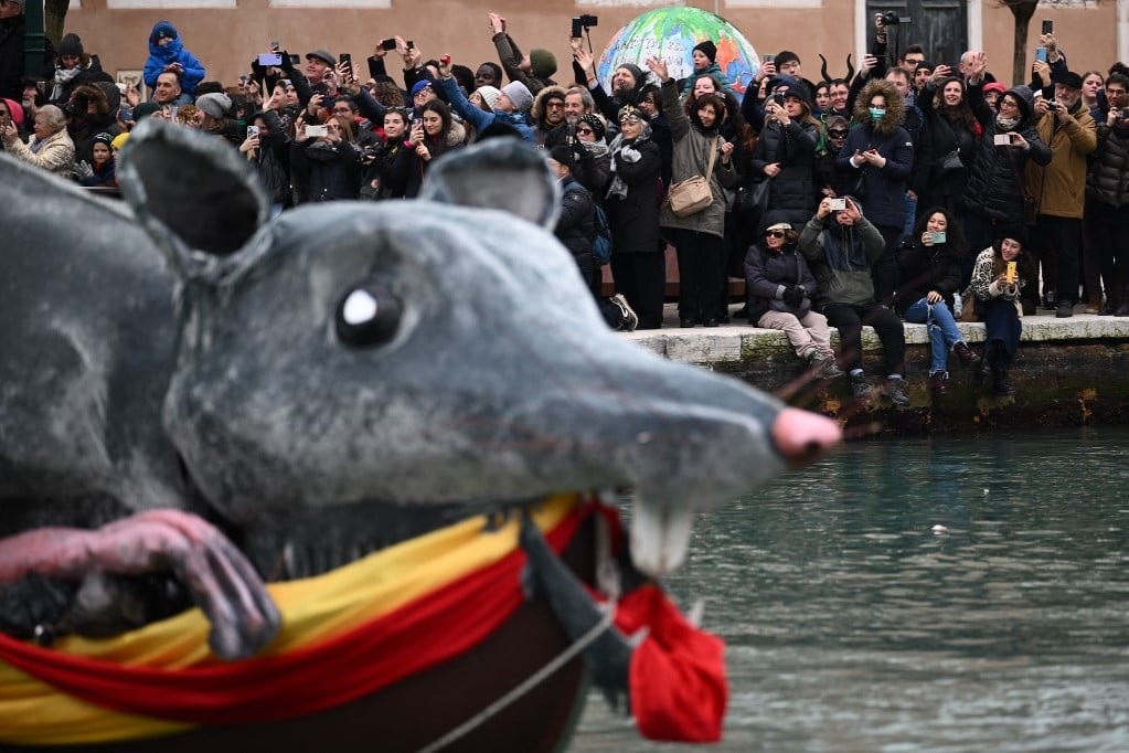 Kipukkadt a papírmasé patkány, kitört a velencei karnevál - GALÉRIA