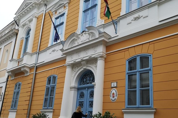 Emberölés miatt emelt vádat az ügyészség egy munkahelyén késelő férfival szemben