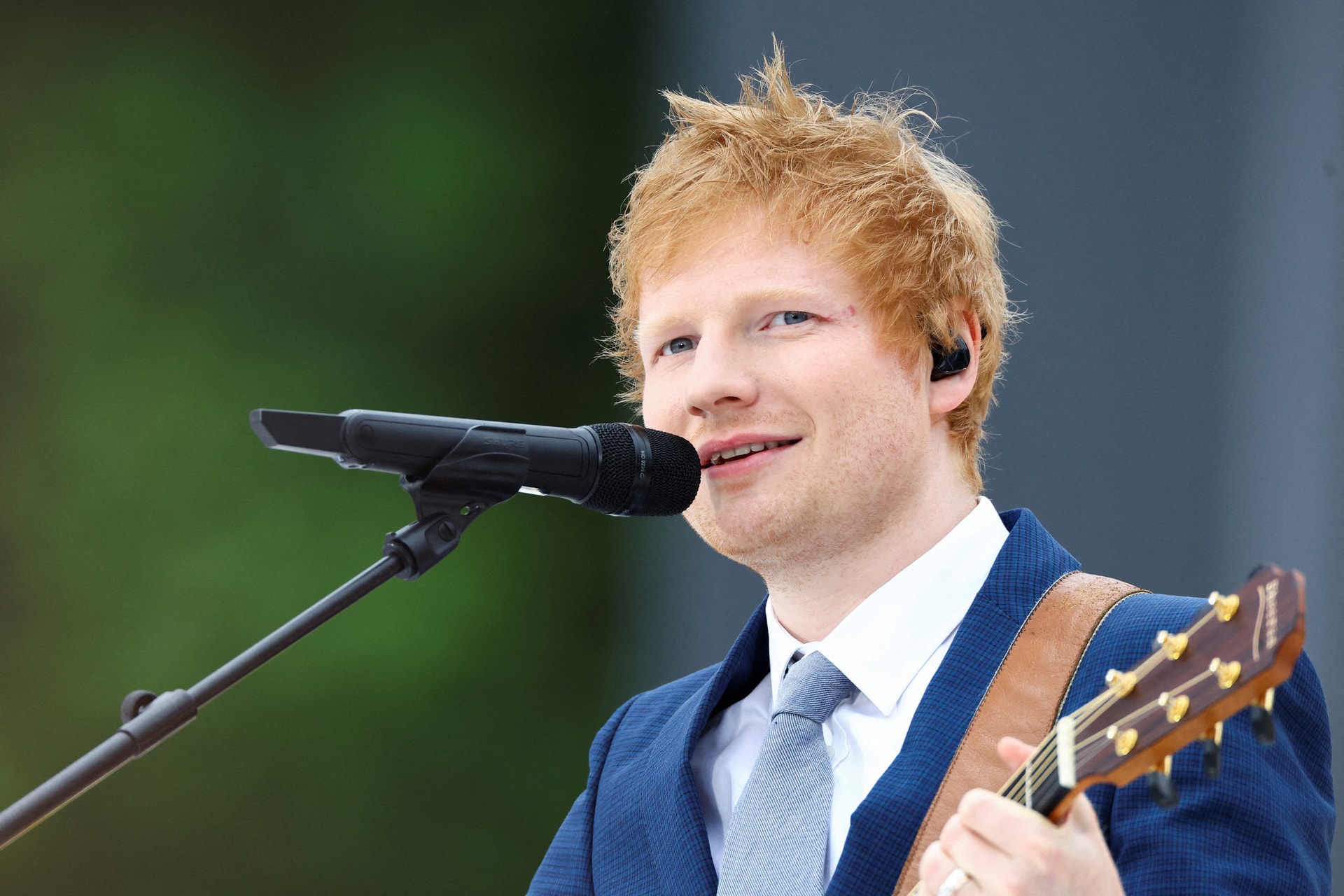 Ed Sheeran munkaruhát öltött és beállt eladónak egy Lego üzletbe + VIDEÓ