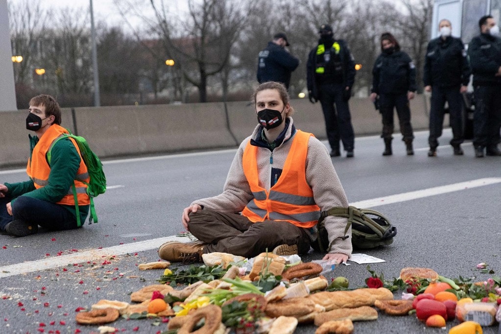 Óriási káoszt okoztak a klímaaktivisták az osztrák autópályán
