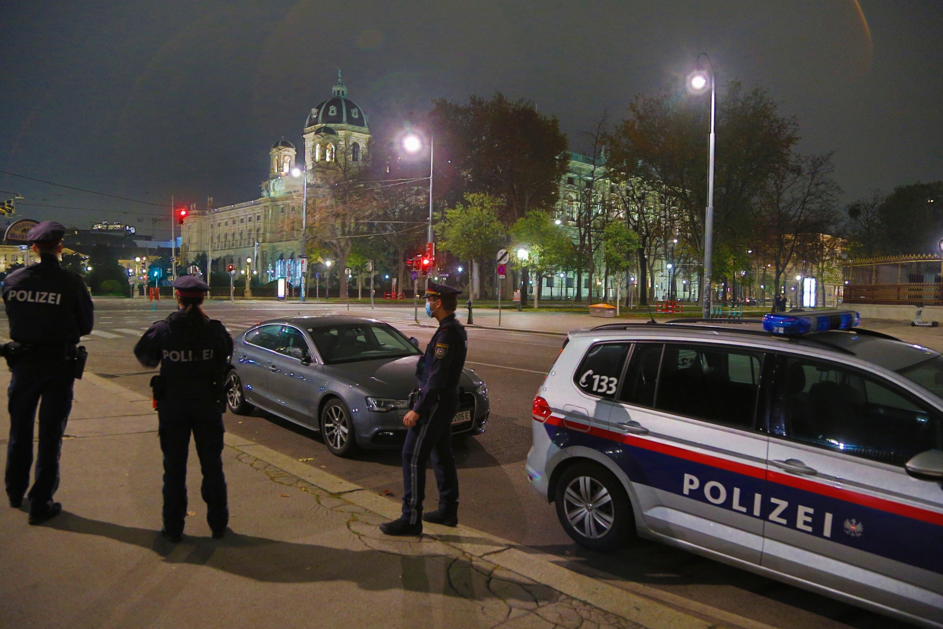 Terrortámadástól tartanak Bécsben, fokozzák a fegyveres rendőri jelenlétet