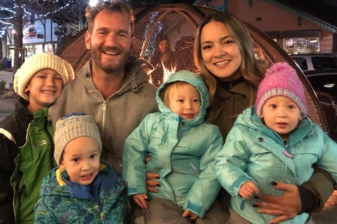 Nem a kezével, a szívével öleli Nick Vujicic a feleségét
