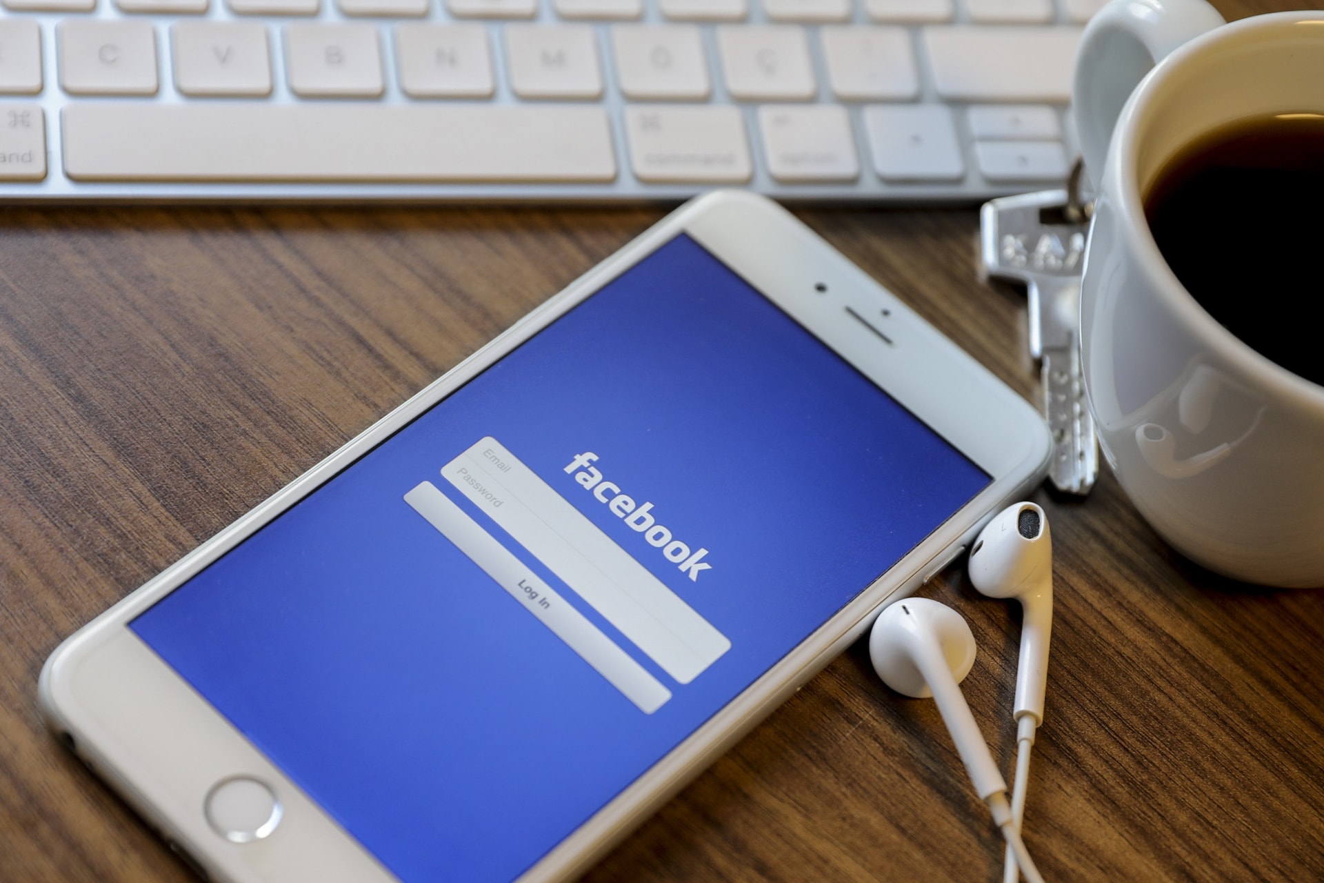 Nem kémkedhet tovább a Facebook és az Instagram, letilthatják a felhasználók a leskelődést