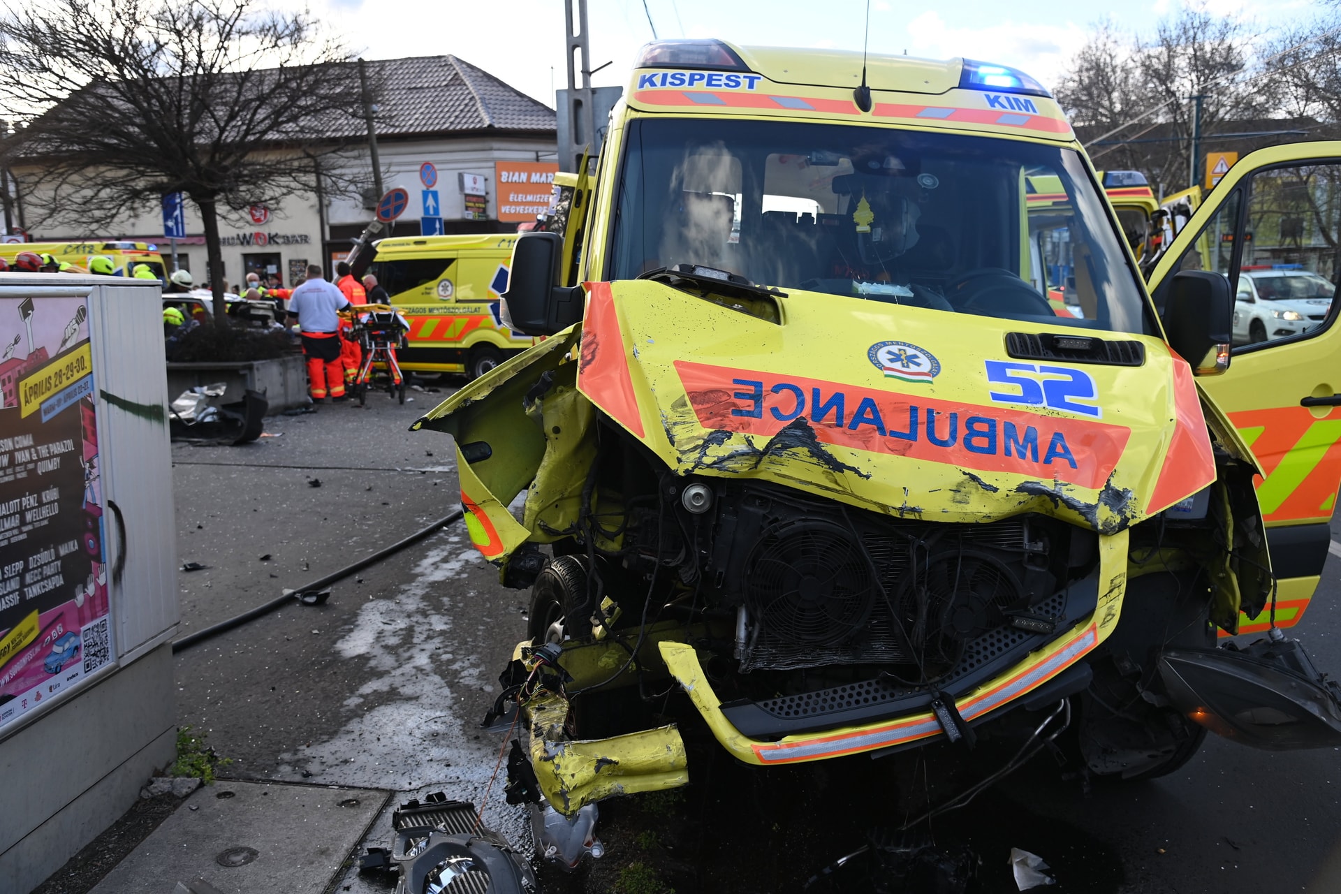 Mentőautóval ütközött egy személygépkocsi Budapesten