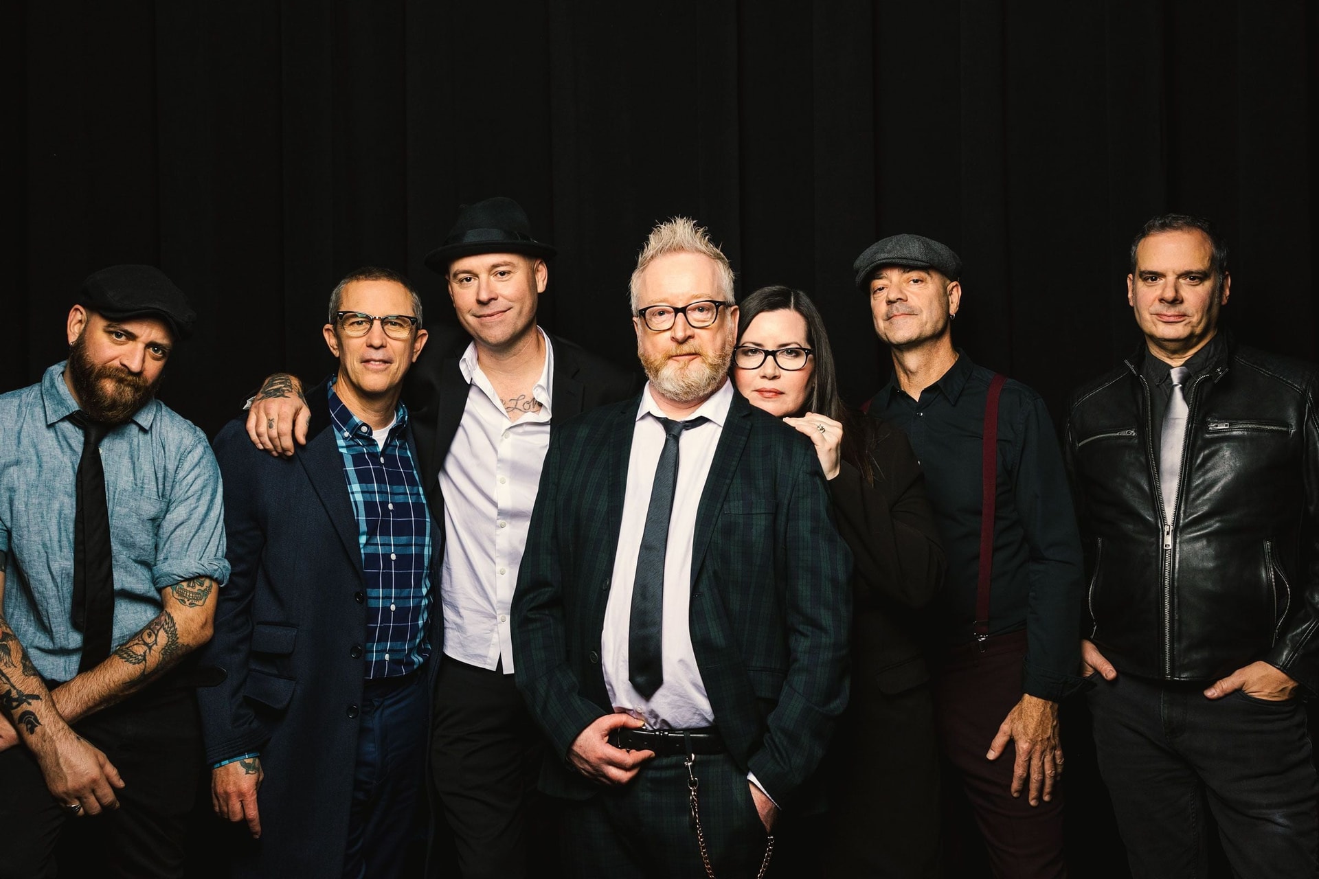 „Ajándék számunkra minden olyan pillanat, amikor zenélhetünk” –  interjú Dennis Casey-vel, a Flogging Molly gitárosával